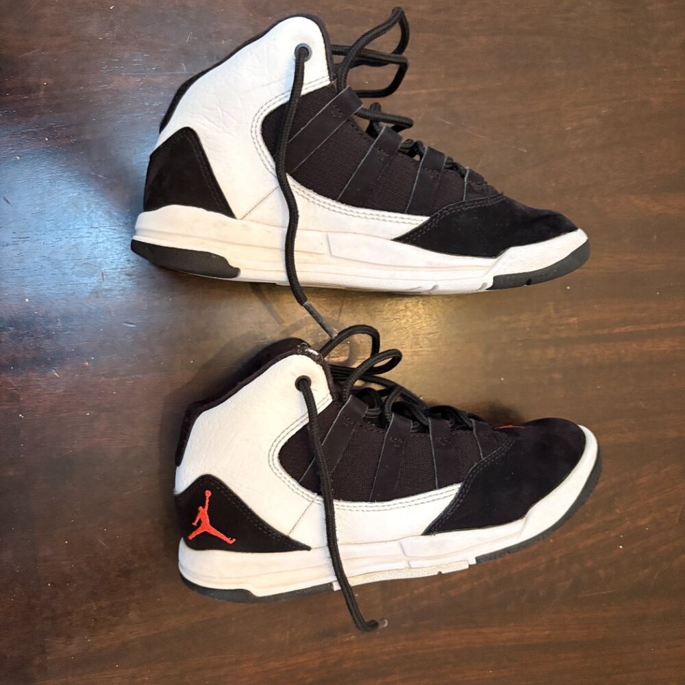 Size 1Y - Air Jordan Max Aura AQ9216-101 in youth size 1Y